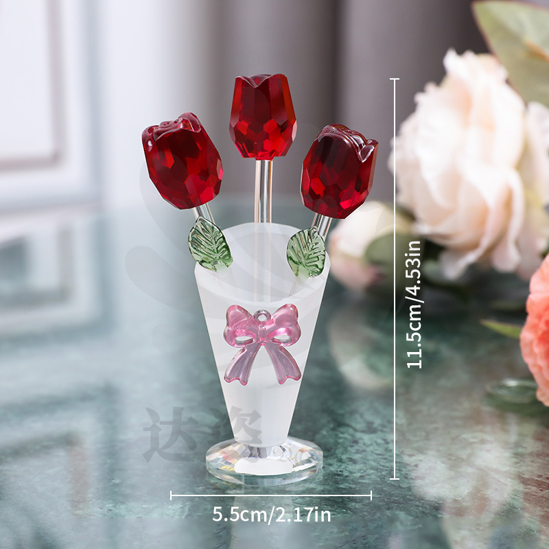 Jarrón con 3 pequeñas flores de color rojo rosado.