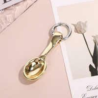 Porte-clés mini cuillère tendance, pendentif créatif en forme d'ustensile de table, breloque pour sac à main, sac à dos, clé de voiture, cadeau d'anniversaire