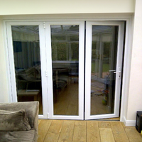 Porte pliante moderne pour la maison, multi-panneaux, style contemporain, offrant une conversion fluide de l'espace intérieur/extérieur pour la zone de vie