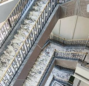 Rampe en fer forgé noir et or de qualité supérieure avec balustres ronds en laiton et main courante en laiton pour la conception d'escaliers de luxe pour maisons et hôtels - Product Image 3
