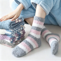 Chaussettes d'hiver thermiques douillettes pour femmes OEM, en polaire corail rayée, tricotées, pour la maison, chaussettes-pantoufles de Noël et usage quotidien