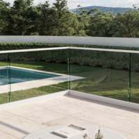 Rampe en verre avec base en U pour escalier intérieur et mezzanine, design structurel minimaliste