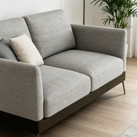 Ensemble de canapés d'angle modernes et élégants pour salon d'appartement, forme rectangulaire avec revêtement gris élégant et pieds en métal