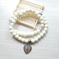 Bracelet de prière catholique en perles acryliques blanches, design double cercle avec breloque Saint en forme de cœur, pour la dévotion quotidienne