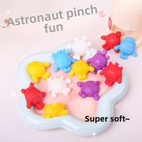 Vente en gros de boulettes d'oeufs mignons transfrontaliers en caoutchouc souple pour garçon astronaute TPR pour filles, jouet de décompression par pincement