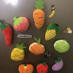 Aimant de réfrigérateur en peluche personnalisé en gros - Cadeau promotionnel mignon avec design de dessin animé 3D en coton brodé sur mesure - Product Image 5