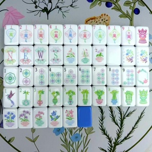 Fichas de Mahjong Americanas de Acrílico Moderno de Cuatro Capas con Patrón Grabado con Láser Azul Fresco para Entretenimiento y Uso en la Luz de la Luna - Product Image 3