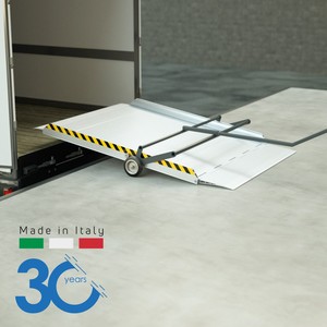 Puente móvil con labio articulado PLUS230B, aluminio, capacidad de 6000 kg, para vehículos de ruedas bajas - Product Image 1