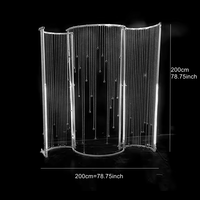 Arche de mariage moderne en forme de S avec rideau de perles de cristal, fond suspendu en cristal et métal pour mariages