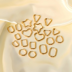 Boucles d'oreilles créoles géométriques en acier inoxydable plaqué or 18 carats pour femme, à porter au quotidien - Product Image 3