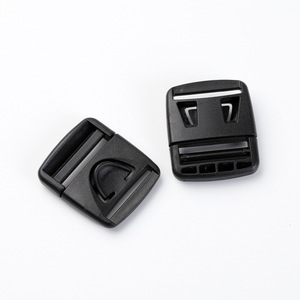 Hebilla de Plástico Ajustable de Liberación Lateral de 25 mm, Negra, Resistente, para Bolsas - Product Image 3