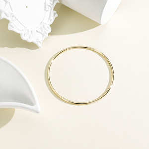 CM Jewelry 经典 14K 镀金素色手镯 简约可叠戴细圆手链 女士高光亮面光滑手镯 - Product Image 6