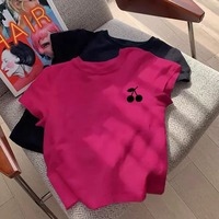 Kaos Biru Slim Fit Lengan Pendek Model Bahu Reguler untuk Wanita Bertubuh Mungil, Tren Musim Panas 2026