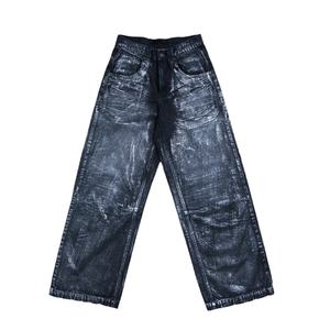 กางเกงยีนส์ผู้ชายสไตล์พังก์ทรงหลวม ผ้าฝ้าย 100% ล้างสีแบบวิสเกอร์ พร้อมเคลือบฟอยล์สีเงิน ดีไซน์ 3 มิติ แบบสั่งทำสำหรับขายส่ง - Product Image 5