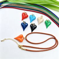 Collier pendentif grand cœur pointu en émail brillant couleur cuivre avec cordon torsadé en polyester pour femmes et jeunes filles – Vente en gros