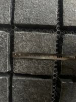 Smarter Stone SMTMS22 Bloc de granit noir absolu 100x100mm, finition flamée sur le dessus, côtés naturels, pavés en galets de palisade sur treillis
