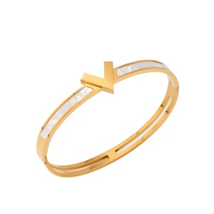 เครื่องประดับสุดหรูและเหนือกาลเวลา สร้อยข้อมือสแตนเลสตัวอักษร V ชุบทอง เครื่องประดับแฟชั่นสำหรับทุกเพศ - Product Image 3