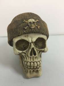 眼帯とバンダナをかぶった海賊の頭蓋骨 小さな樹脂製の頭蓋骨に細かいディテールが施されています - Product Image 5