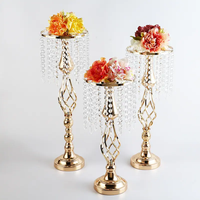 Accessoires de mariage modernes de haute qualité, centres de table, support à fleurs géométrique en métal avec anneaux en cristal pour la décoration de table