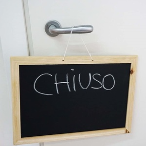 Pizarra con marco de madera de 35x25 cm para que los niños escriban y dibujen con tiza y borrador - Product Image 6