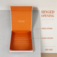 Boîte cadeau à couvercle rabattable blanc et orange avec texte imprimé pour présentation de produits vides, emballage de vente au détail, affichage de la marque et fournitures cadeaux