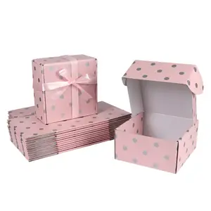 Vente directe en gros conception personnalisée boîte de cadeau de luxe en carton rigide pliable avec coussin en soie ensemble de chaussettes