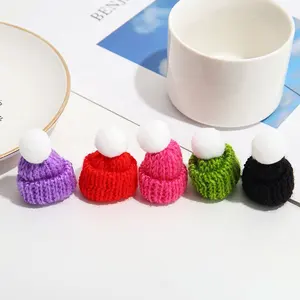 Mini chapeau pour l'artisanat de noël, chapeau et écharpe en tricot rouge vert, ornement en laine tricotée, mignon, vêtements de poupée, accessoire, jouet, décor