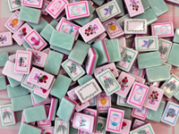 Tuiles de Mahjong en Acrylique Gravées et Imprimées UV à Trois Couches avec Face Blanche, Dos en Marbre Mousse de Mer et Couche Rose pour le Divertissement