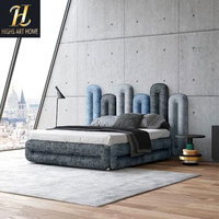 Lit moderne de luxe king à cadre en bois massif pieds en métal meubles de chambre à coucher en velours doux lit rembourré bleu doux au design minimaliste