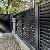 Panneaux de clôture horizontaux à lamelles en aluminium noir thermolaqué modernes pour l'intimité