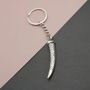 Porte-clés en corne courbée <span class=keywords><strong>à</strong></span> nervures, en alliage de <span class=keywords><strong>zinc</strong></span> argenté antique, accessoire en forme de griffe courbée pour la décoration de sacs <span class=keywords><strong>à</strong></span> dos gothiques - Product Image 1