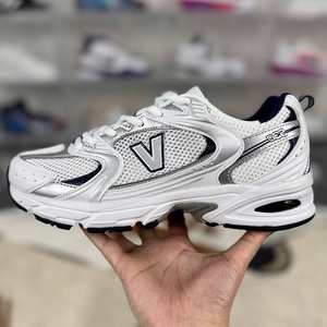 Vente directe d'usine de nouvelles chaussures de sport respirantes et légères. Chaussures de course blanches simples pour hommes et femmes. - Product Image 1