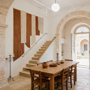 Décoration murale en macramé tissé avec franges ombrées pour hall de complexe hôtelier tropical, pour intérieurs côtiers modernes et luxueux - Product Image 3