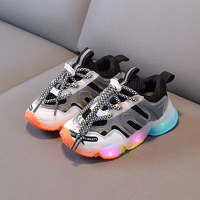 Chaussures de sport pour enfants avec lumières LED respirantes pour le jeu quotidien à l'école pour les tout-petits Saison d'hiver automne