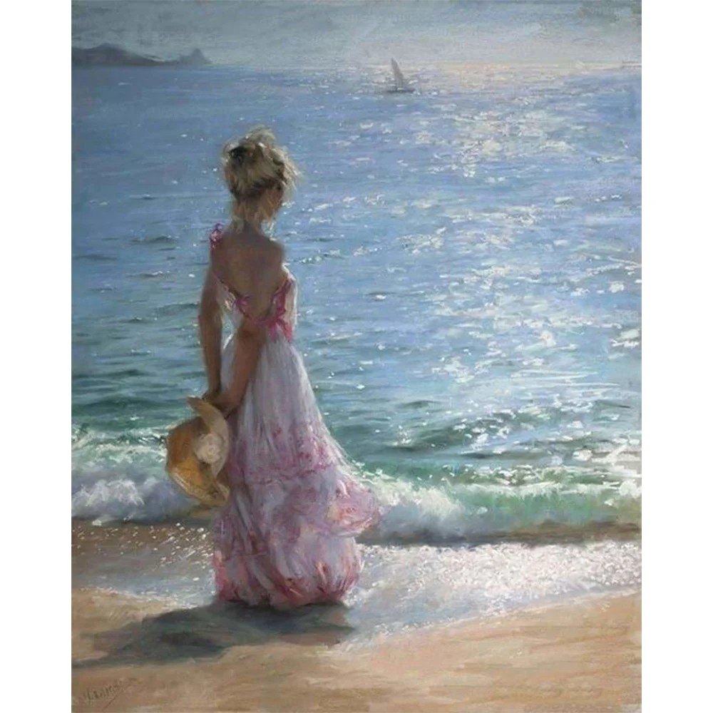 Femme marchant sur la plage