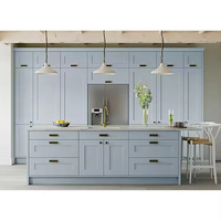 Cuisine contemporaine sur mesure en bleu clair du Vermont avec îlot intégré et espace pour appareils électroménagers pour hôtel de charme