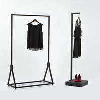Porte-vêtements simple et moderne avec base triangulaire anti-basculement, support d'affichage pour vêtements, adapté aux chambres à coucher