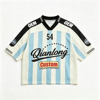 Maillot de football personnalisé à motif lettres sublimées, col en V, avec étiquettes tissées et patchs brodés