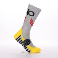 Chaussettes de sport personnalisées gris-jaune à blocs de couleur, motif basketball, logo personnalisé, couleurs personnalisées et design de style d'équipe