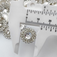 Kancing Kristal Berbentuk Bunga Perak 14mm Berkualitas Tinggi dari Paduan Seng dengan Rhinestone untuk Dekorasi Pakaian dan Gaun Pengantin