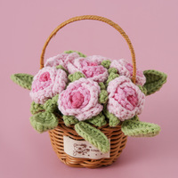 Geschenkartikel: Handgefertigte, umweltfreundliche, gehäkelte Rosenkörbchen aus Wollgewebe mit mehreren Blüten für den Vatertag – farbenfrohe, handgemachte Blumenkörbchen