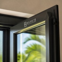 Интегрированное распашное окно с москитной сеткой 	 Интегрированная сетка высокой плотности для защиты от насекомых и вентиляции
