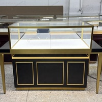Vitrine Kaca Buatan Khusus dengan Kaki Logam Hitam untuk Pajangan Perhiasan