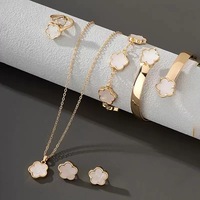 Ensemble de bijoux tendance à la vente chaude, collier, bracelet et boucles d'oreilles en forme de fleur à cinq feuilles en coquillage délicat plaqué or pour femmes