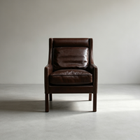 Fauteuil club rétro en cuir marron à dossier haut avec coussin de soutien, fauteuil individuel pour salon, garniture à clous en laiton, pieds en bois