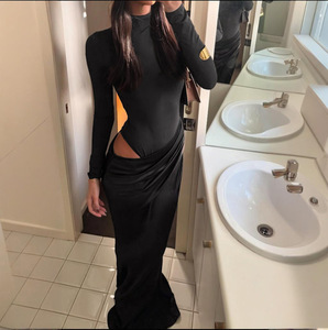 Z-5454 Abito Lungo Nero Autunno 2025, Stile Sexy ed Elegante, in Raso con Inserti Traforati per Donna - Product Image 1