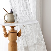 Voilages sur mesure en jacquard feuilles, blancs, pour projets hôteliers et de complexes, conçus sur mesure pour les chambres d'hôtes.