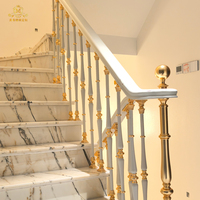 Rampe d'escalier moderne de luxe en aluminium laqué or clair, main courante en laiton peinte sur mesure en blanc, hauteur réglable, installation facile, usage hôtelier
