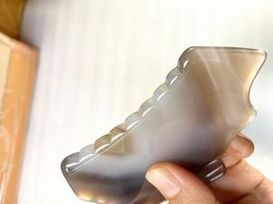 Ensemble d'outils de soin de la peau en pierre d'agate grise Luma 100% naturelle avec logo personnalisé, outil de raclage facial Gua Sha, peigne Guasha - Product Image 3