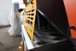 <span class=keywords><strong>Machine</strong></span> universelle multifonction robuste pour le poinçonnage de tôles d'acier de cisaillement et de fer d'angle (certifiée CE) - Product Image 6